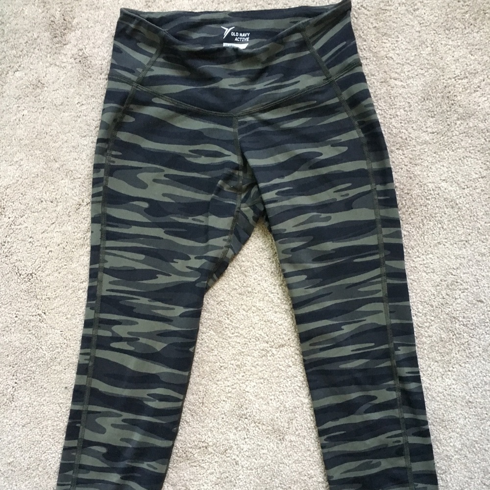 Old Navy Active Fitted Workout Cropped Leggings